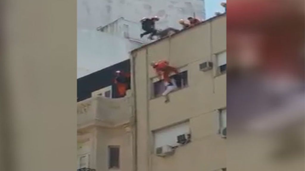 Impresionante maniobra de los bomberos de Buenos Aires para contener a un suicida