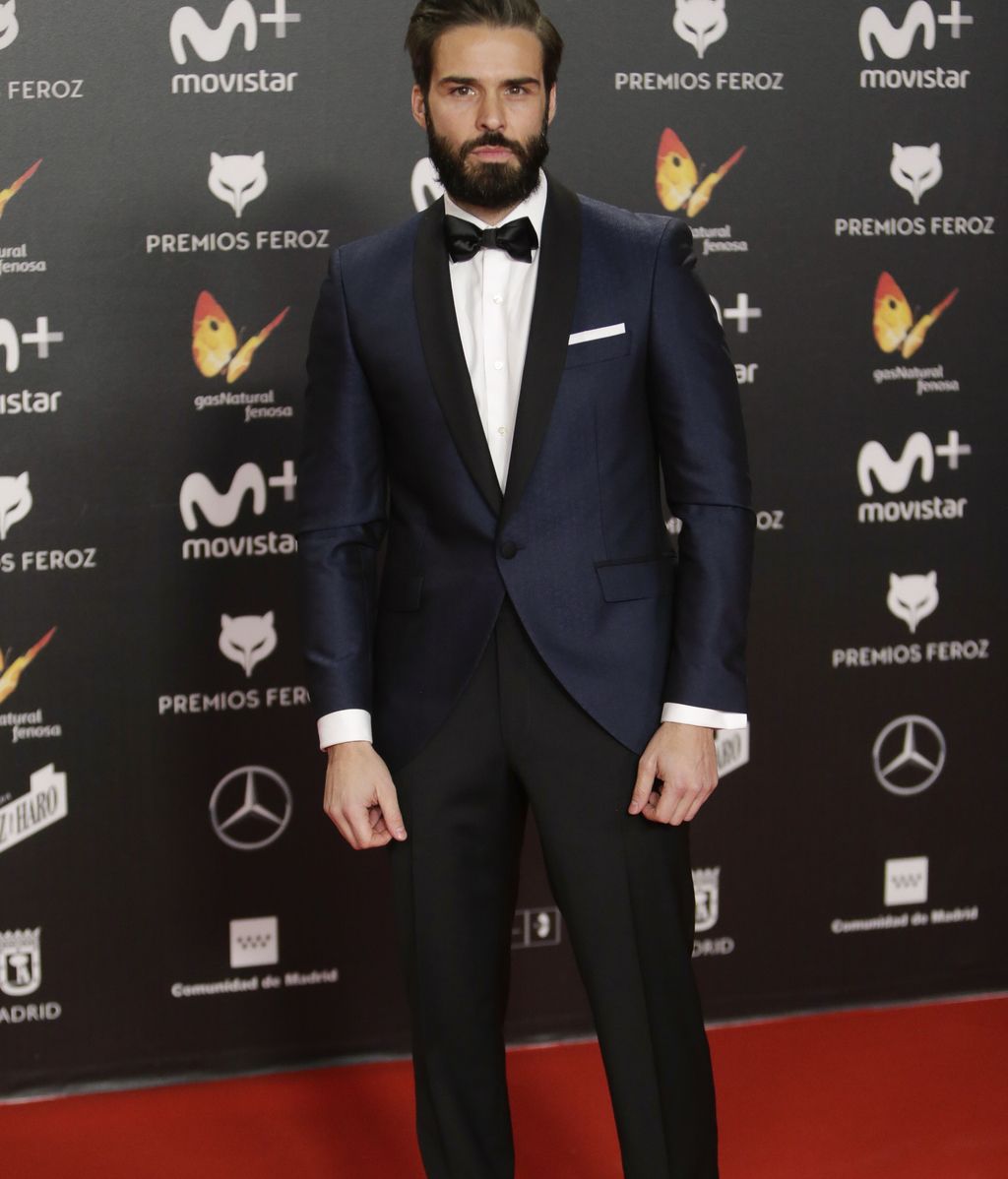 Álex Barahona, clásico, en azul marino y negro