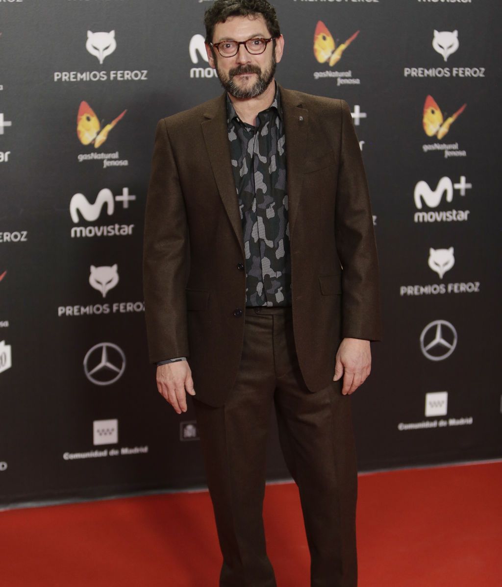 Manolo Solo, con traje en tonos chocolate y camisa de estampado militar