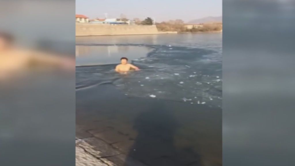 Bucea en un lago helado y casi termina en tragedia