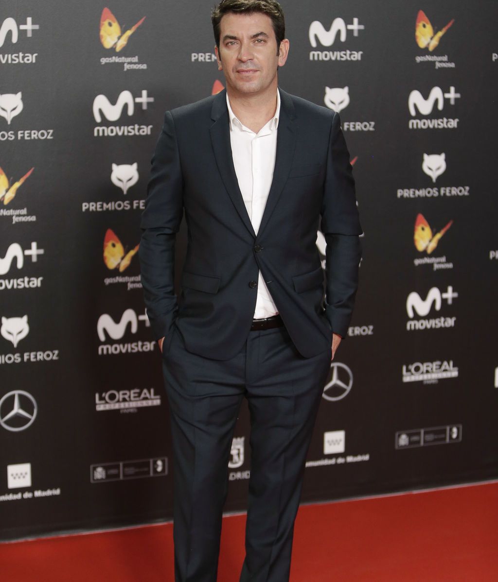 El presentador Arturo Valls, muy tradicional con traje negro y camisa