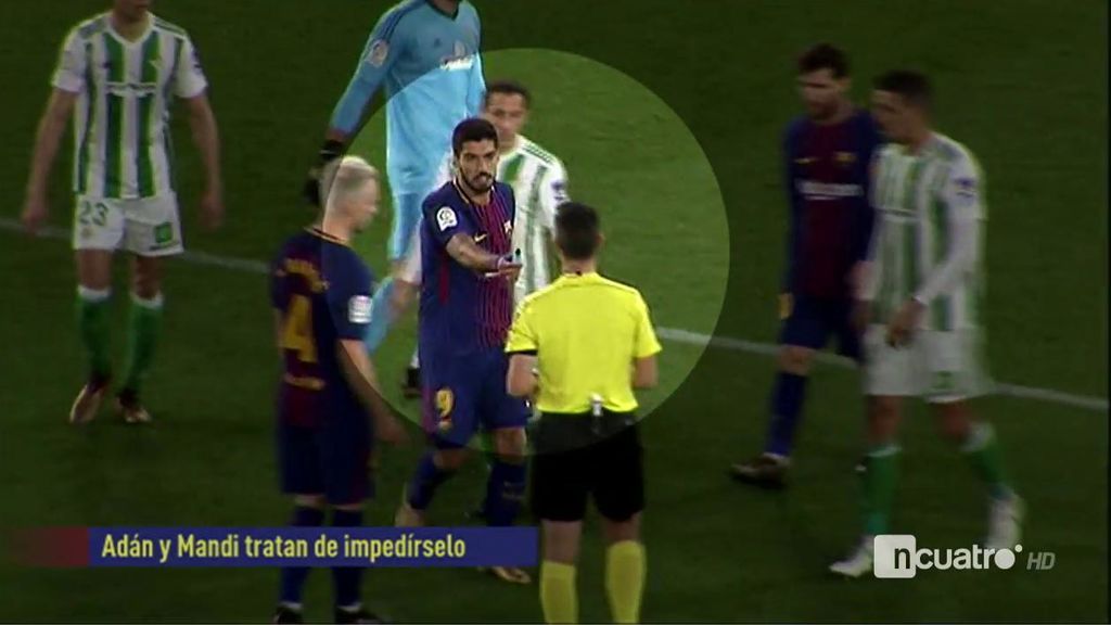 Suárez entregó al árbitro varios mecheros que le lanzaron desde una grada del Betis