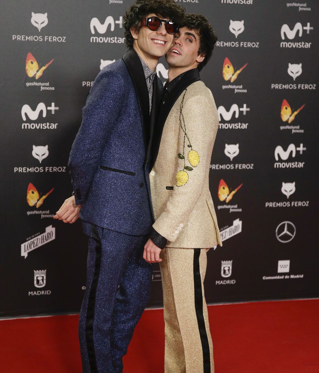 Javi Ambrossi, en dorado, y Javi Calvo, con gafas de sol, vestidos de Avellaneda