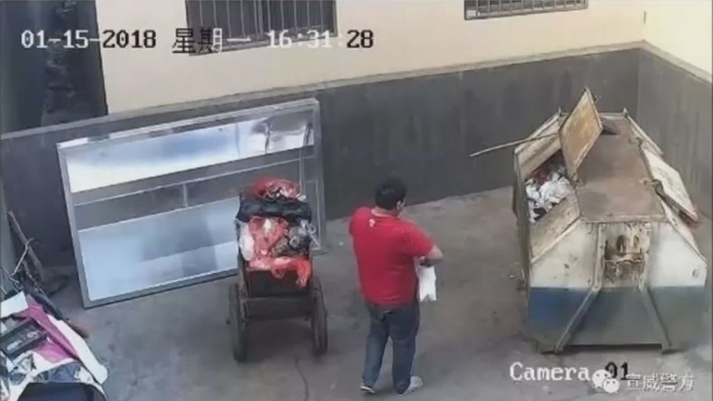 El momento en el que un padre tira a un contenedor a su hija que había nacido horas antes