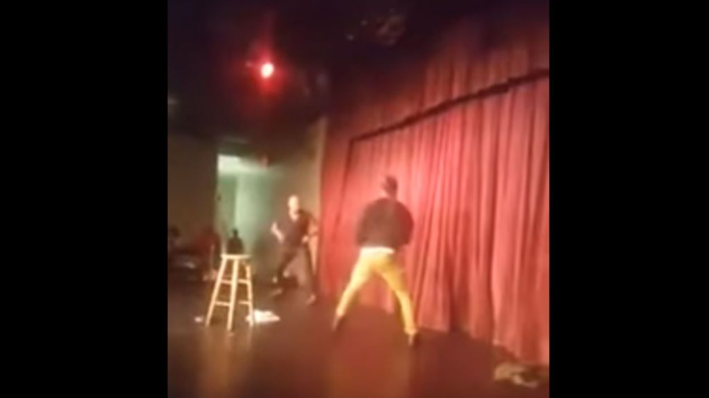Un cómico atacado por un espectador que sube al escenario a pegarle