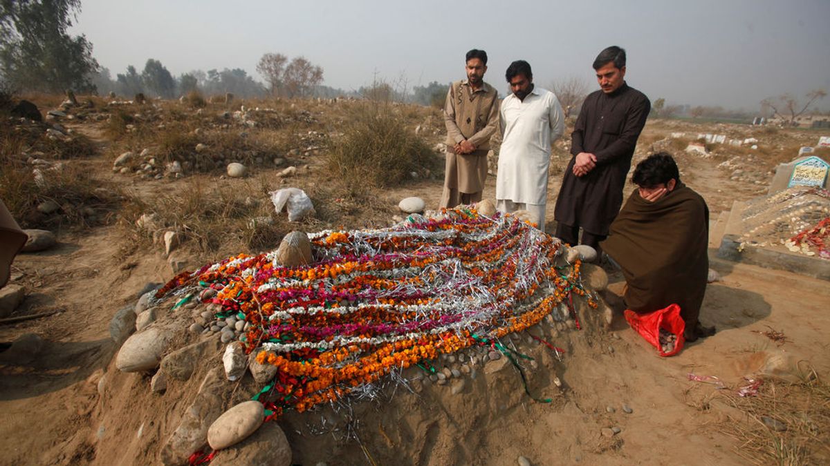 Rezan por el director del colegio asesinado en Pakistán