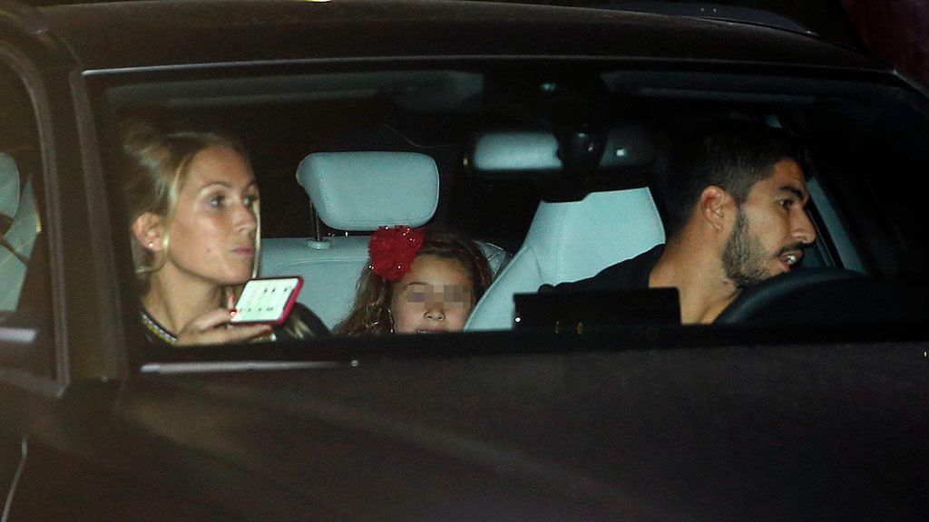 Luis Suárez y su esposa Sofia Balbi fueron fotografiados con sus hijos