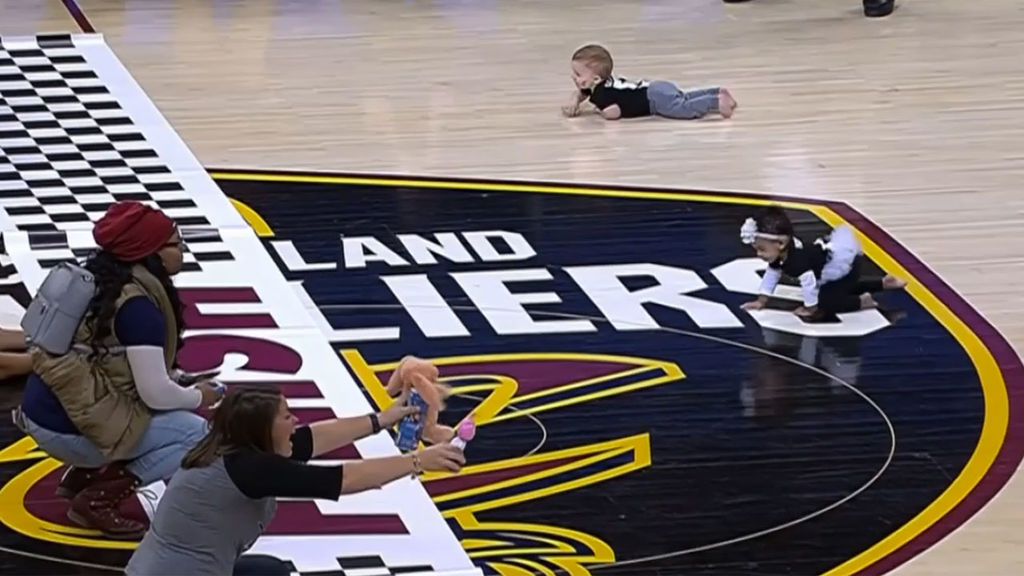 ¡Final muy ajustado en una carrera de bebés gateando en un partido de la NBA!