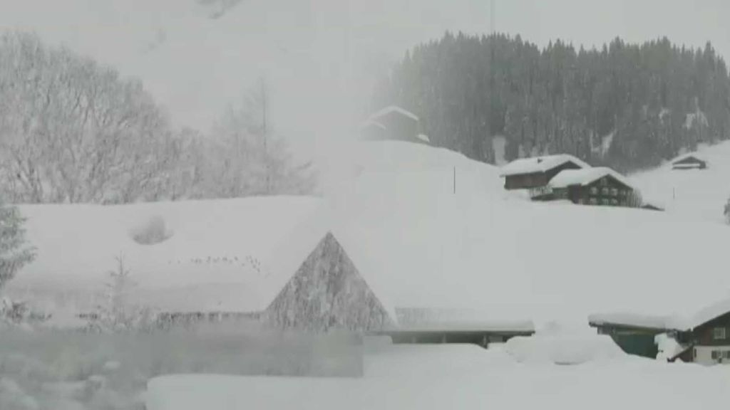 Riesgo de avalanchas en los Alpes: las autoridades recomiendan no salir de los hoteles