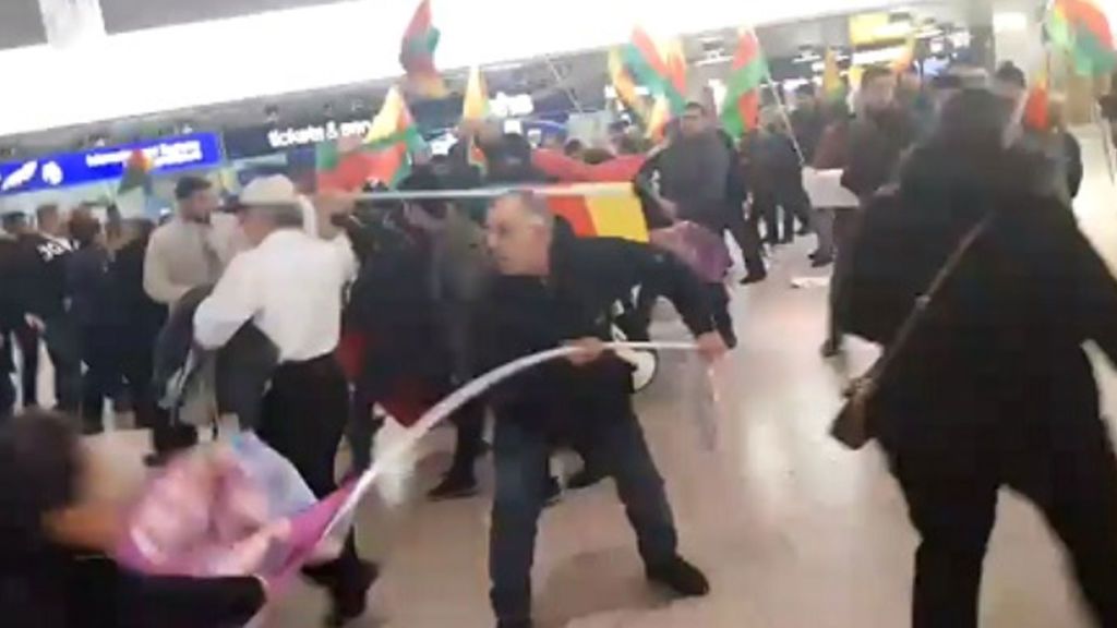 Batalla campal entre un grupo de kurdos y turcos en el aeropuerto de Hannover