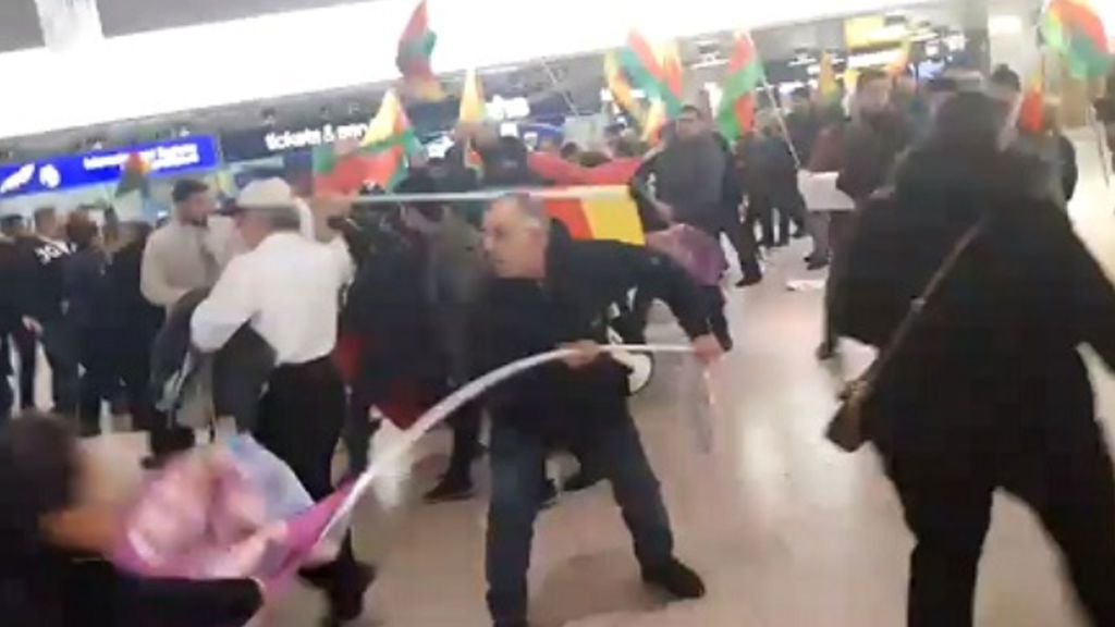Batalla campal entre un grupo de kurdos y turcos en el aeropuerto de Hannover