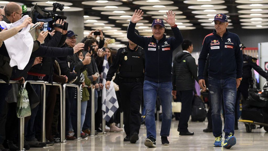 El emotivo recibimiento de la familia de Carlos Sainz en su llegada a Madrid