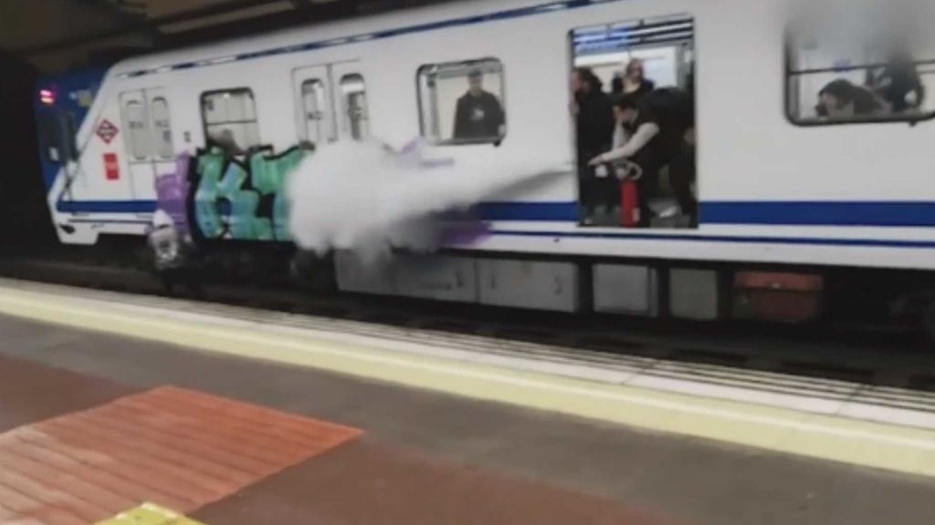 Rocían con un extintor a dos grafiteros en plena acción en el Metro de Madrid