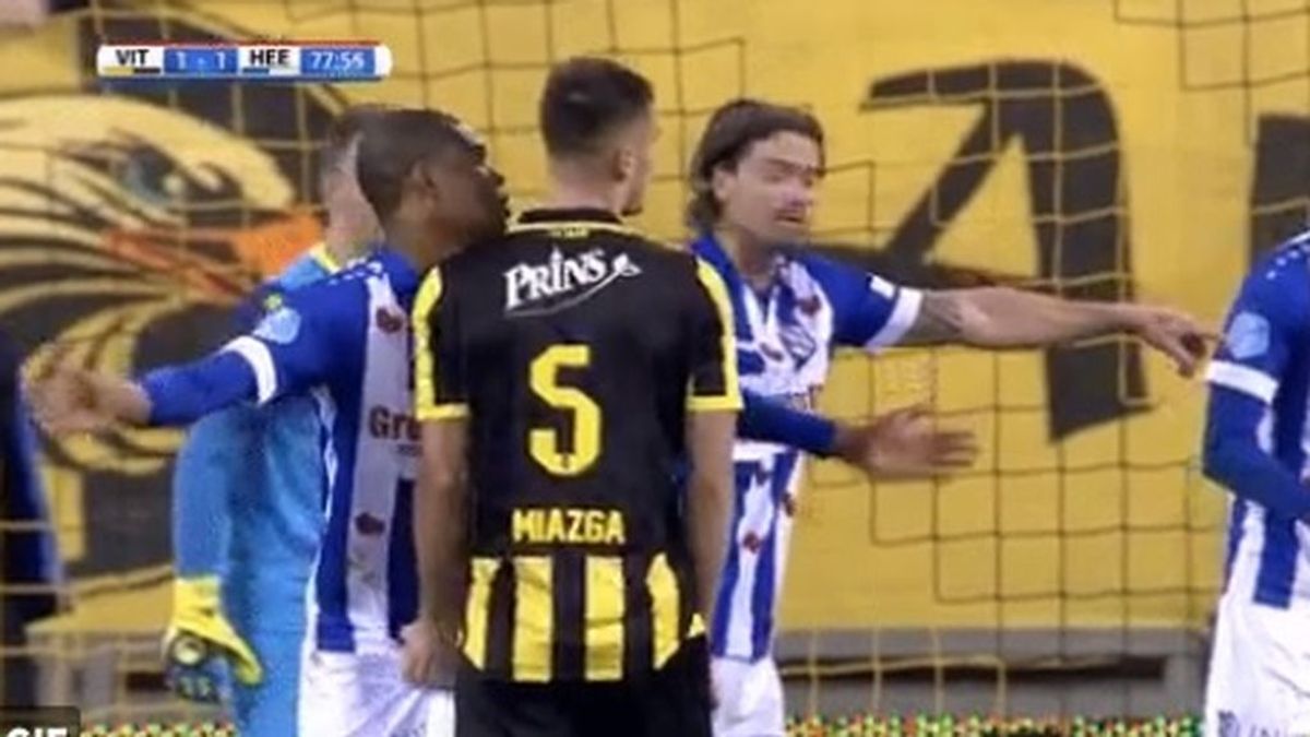 ¡Escándalo en Holanda! Un futbolista le toca los testículos a un rival durante un partido