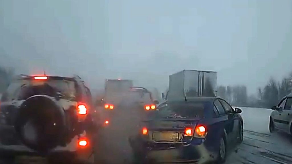 Aparatoso accidente en una carretera rusa