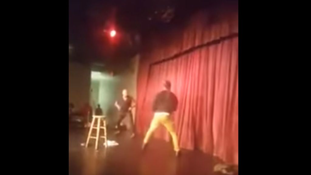 Un cómico atacado por un espectador que sube al escenario a pegarle