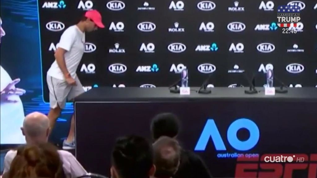 Rafa Nadal aparece en la sala de prensa con la pierna derecha totalmente bloqueada Rafa Nadal aparece en la sala de prensa con la pierna derecha totalmente bloqueada