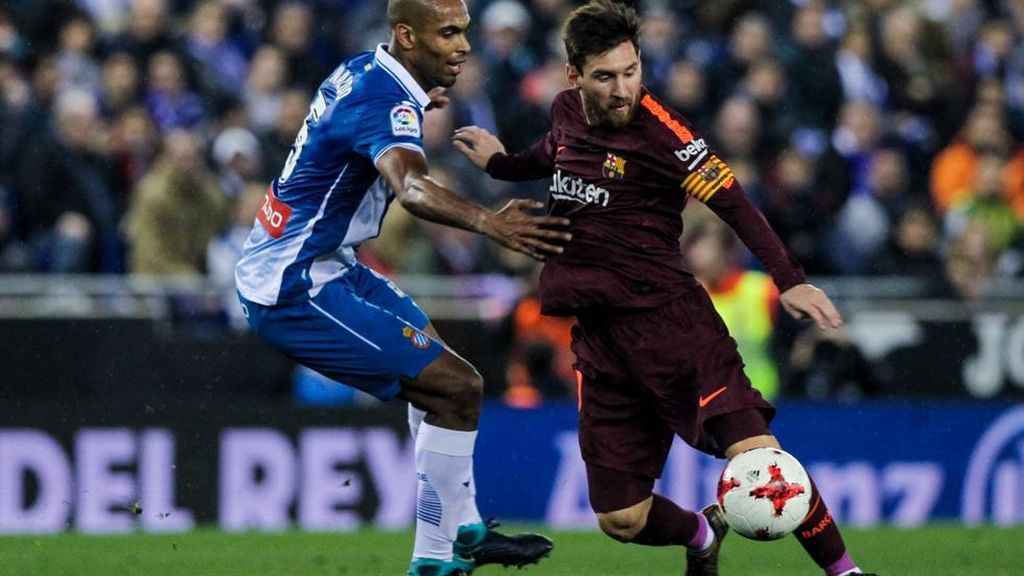 Naldo, jugador del Espanyol, y Leo Messi, jugador del F.C. Barcelona, en el encuentro de ida de cuartos de la Copa del Rey entre ambos conjuntos.