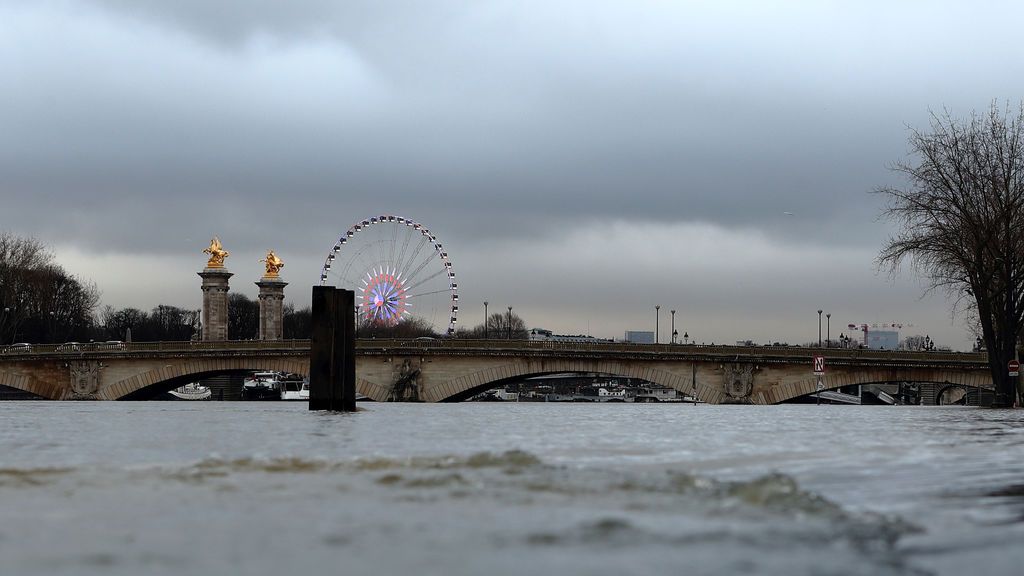 El Sena amenaza con inundar París