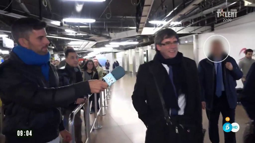 Exclusiva: ‘AR’ recibe a Puigdemont en el aeropuerto de Bruselas