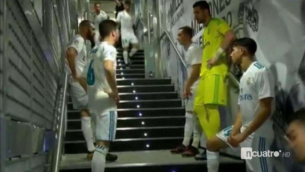 El desánimo y silencio de los jugadores del Madrid en el túnel de vestuarios al descanso El desánimo y silencio de los jugadores del Madrid en el túnel de vestuarios al descanso