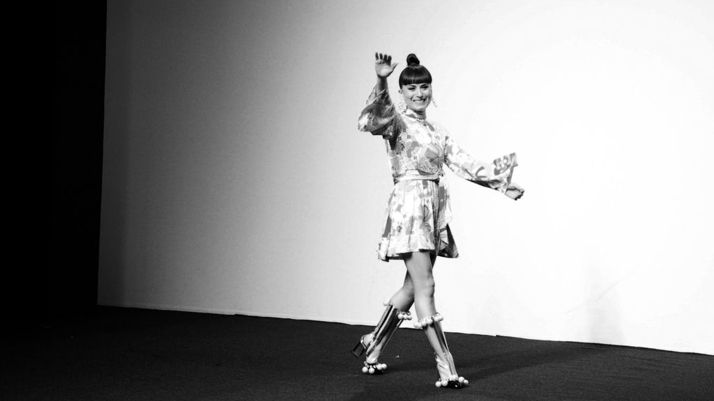 María Escoté saludando al final de su desfile