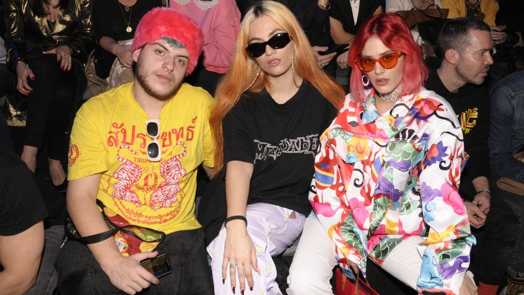 Andrea y  Laura Vandall, junto al resto de su troupe, animaron el front row