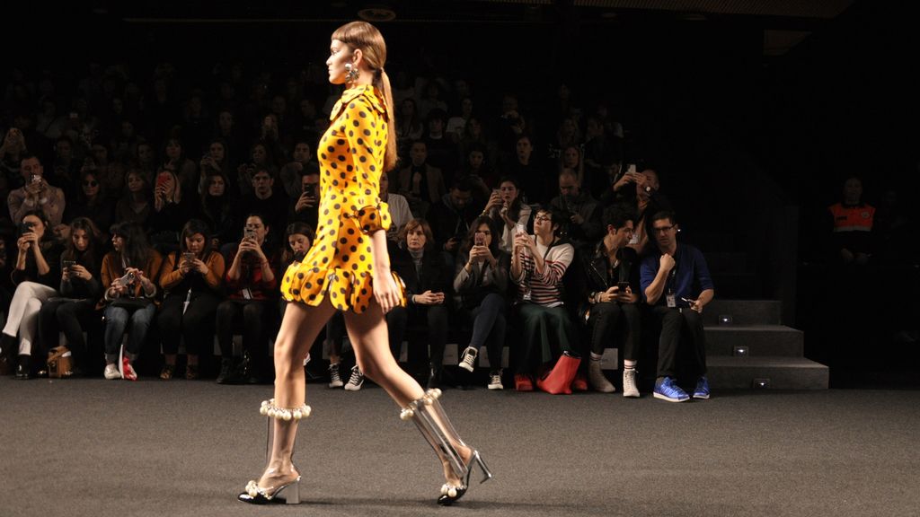 El futurismo sesentero de María Escoté fascinó en la MBFWM