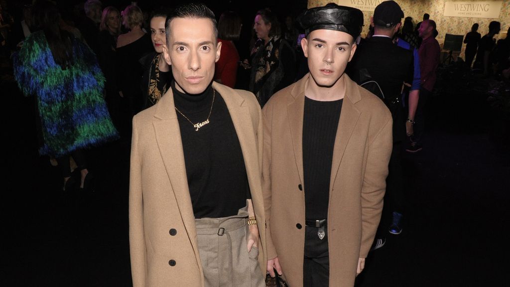 Jesús Reyes y Adrián en el kissing room tras disfrutar del desfile