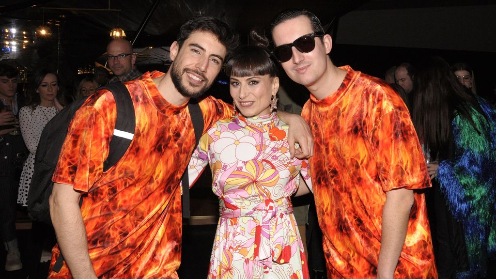 Felicitando a María Escoté después de su genial desfile