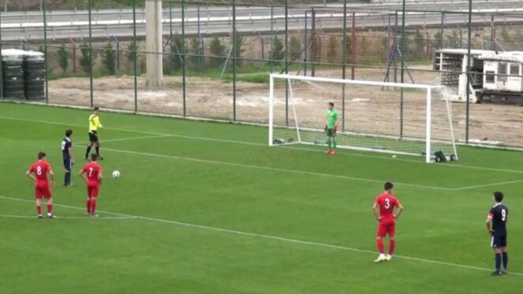Un penalti surrealista y una lección a los árbitros: la decisión de un jugador turco sub17 que enorgullece al fútbol