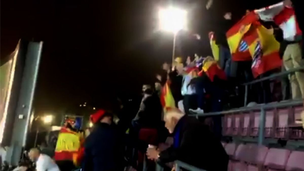 Entre banderas de España y puñetazos: la lamentable pelea entre seguidores del Espanyol y del Barcelona en una grada del Camp Nou