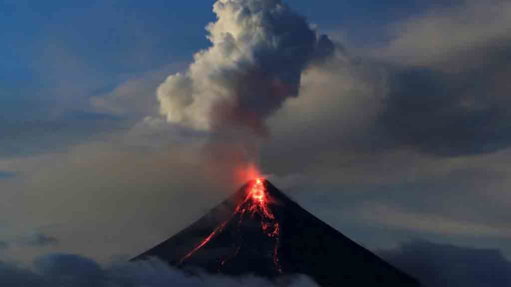 Evacuados 77.000 habitantes en Filipinas por la erupción del volcán Mayon