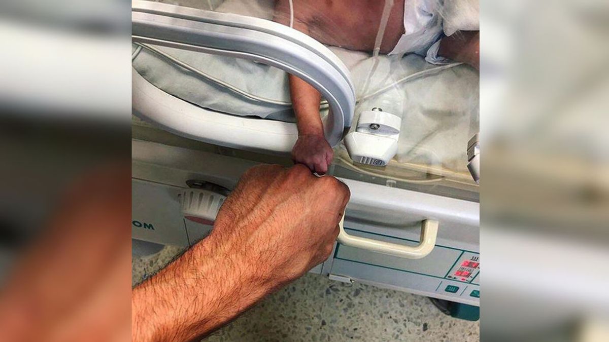 La emotiva foto de un médico con un bebé prematuro