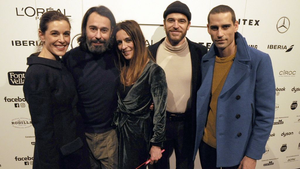 Raquel Sánchez Silva, Bebe, Alfonso Bassave y Daniel Duboy felicitando a Juanjo Oliva tras el desfile