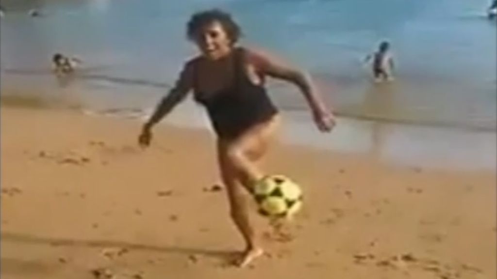 La 'abuela' futbolera que cautiva a los amantes del balón