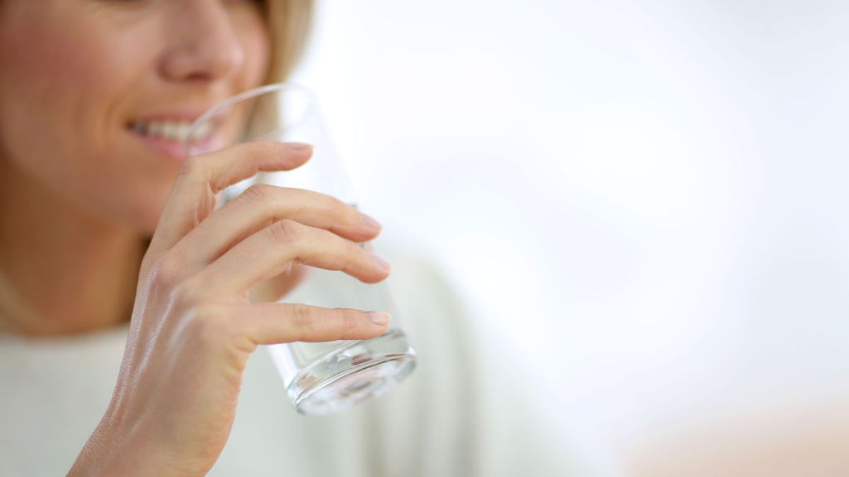 Por qué no debes beber agua del vaso que tienes en la mesilla por la mañana