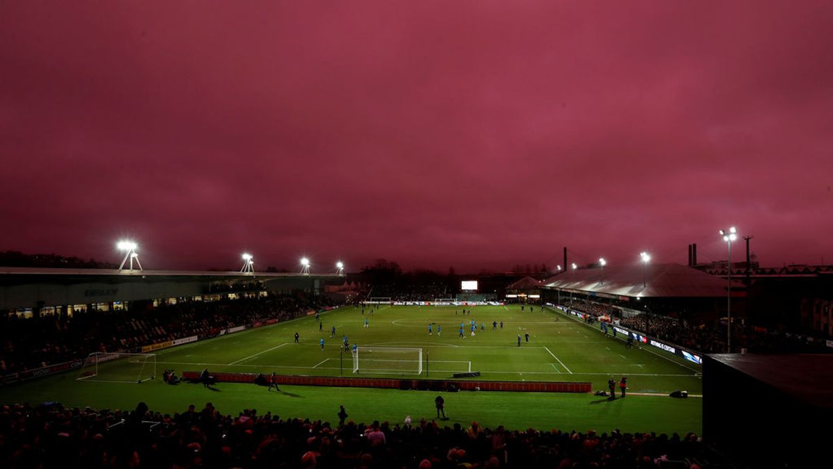 El cielo púrpura del Gales, protagonista durante un partido del Tottenham