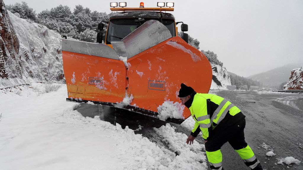 Las alertas por nieve provocan el cierre de varias carreteras en Granada