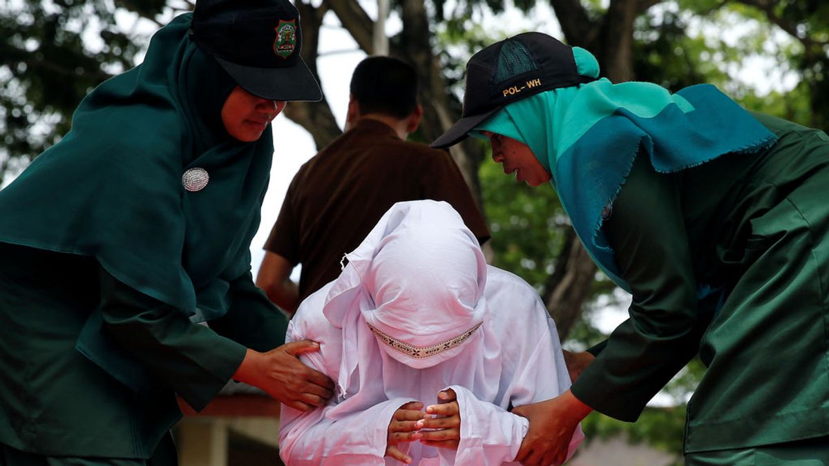 La policía indonesia corta el pelo y obliga a vestir "como hombres" a mujeres trasgénero