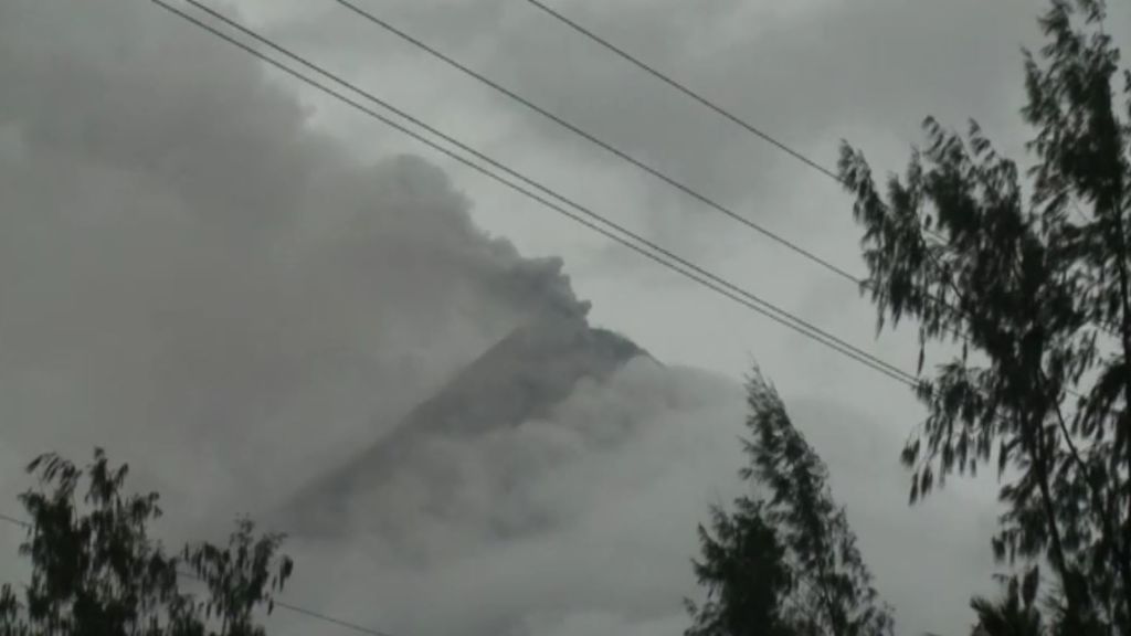 Ríos de ceniza y lodo: el volcán Mayón ha entrado en erupción