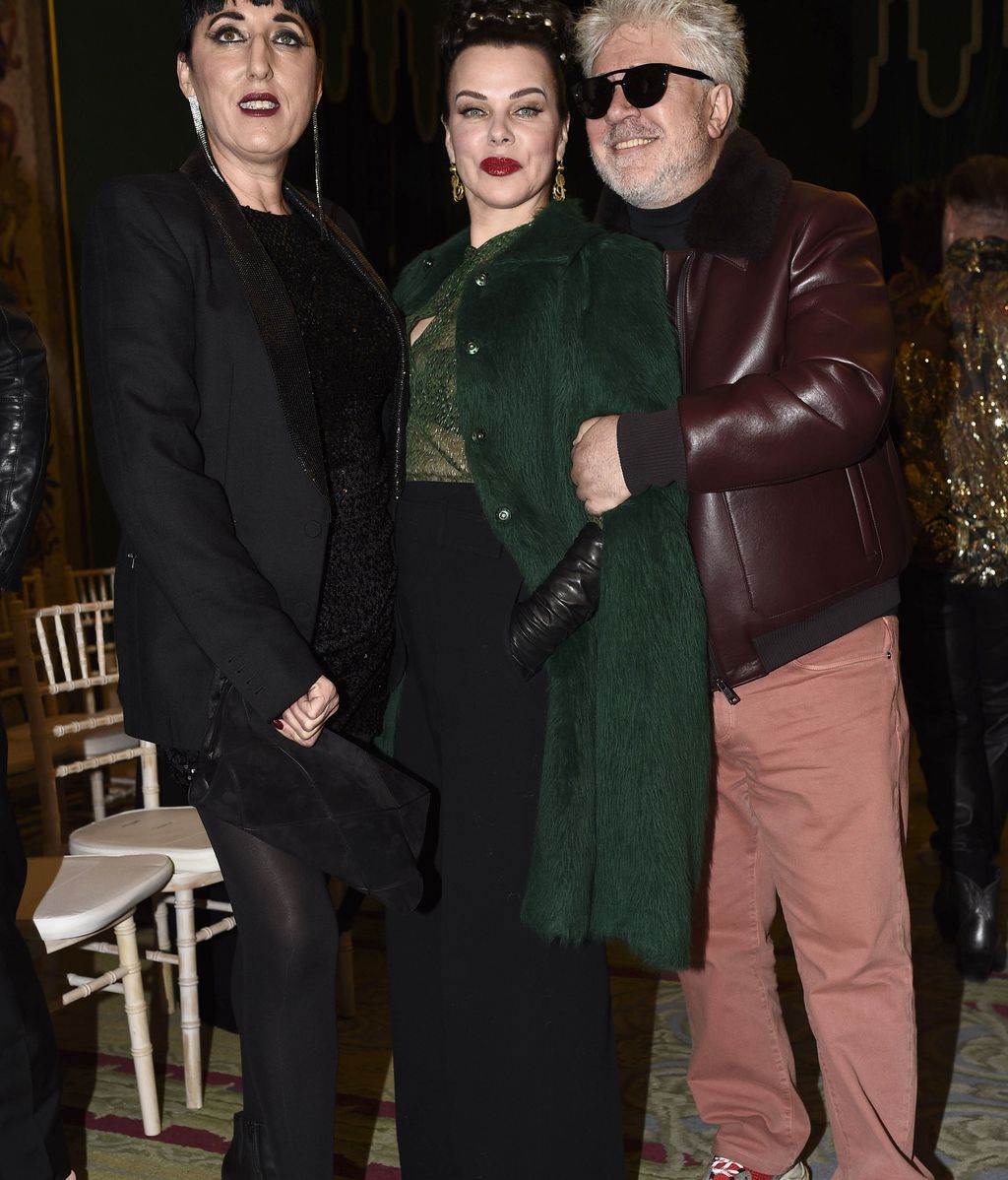 Almodóvar, Paco León, Cifuentes... Reunión de vips en el desfile de Palomo Spain en la FWM
