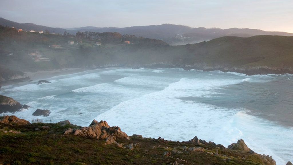 Buscan a un vecino de Cedeira arrastrado por el mar en la playa de O Baleo