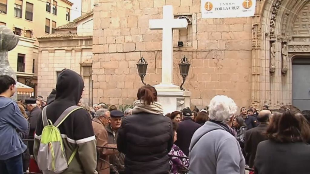 Dos detenidos por resistirse a que se retirara la cruz franquista de Callosa de Segura, en Alicante