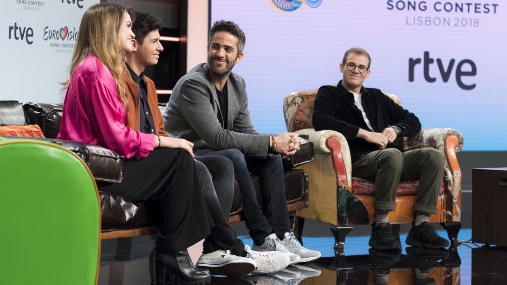 Amaia y Alfred, representantes de RTVE en Eurovisión 2018, junto al presentador de 'OT 2017', Roberto Leal, y al compositor de 'Tu canción', Raul Gómez.