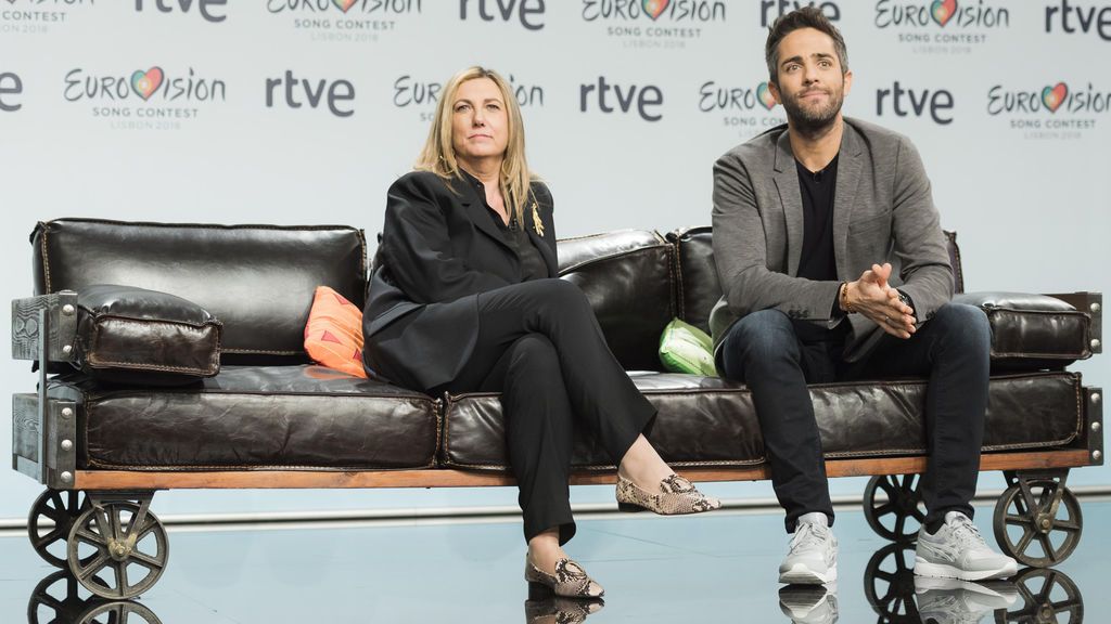 Ana María Bordas, directora de proyectos internacionales de TVE, junto al presentador de 'OT 2017', Roberto Leal.
