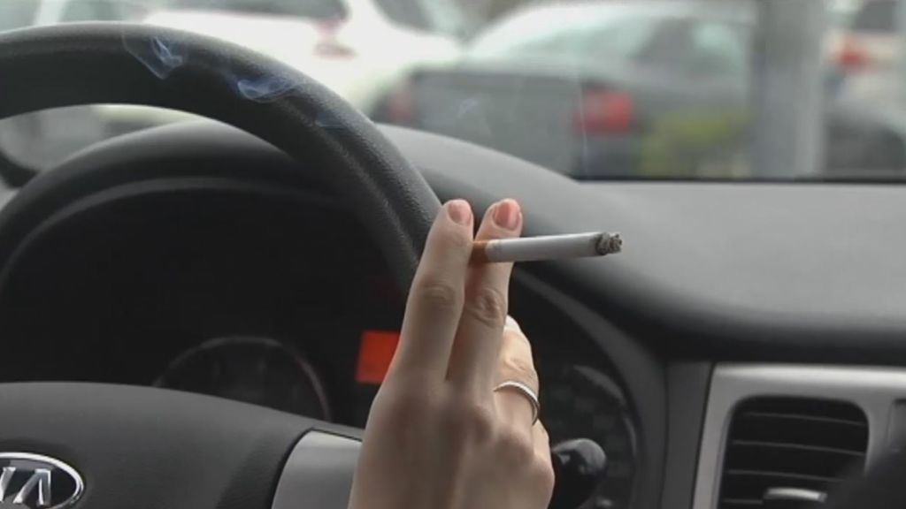 Las organizaciones médicas se suman a la petición para que se prohíba fumar en el coche
