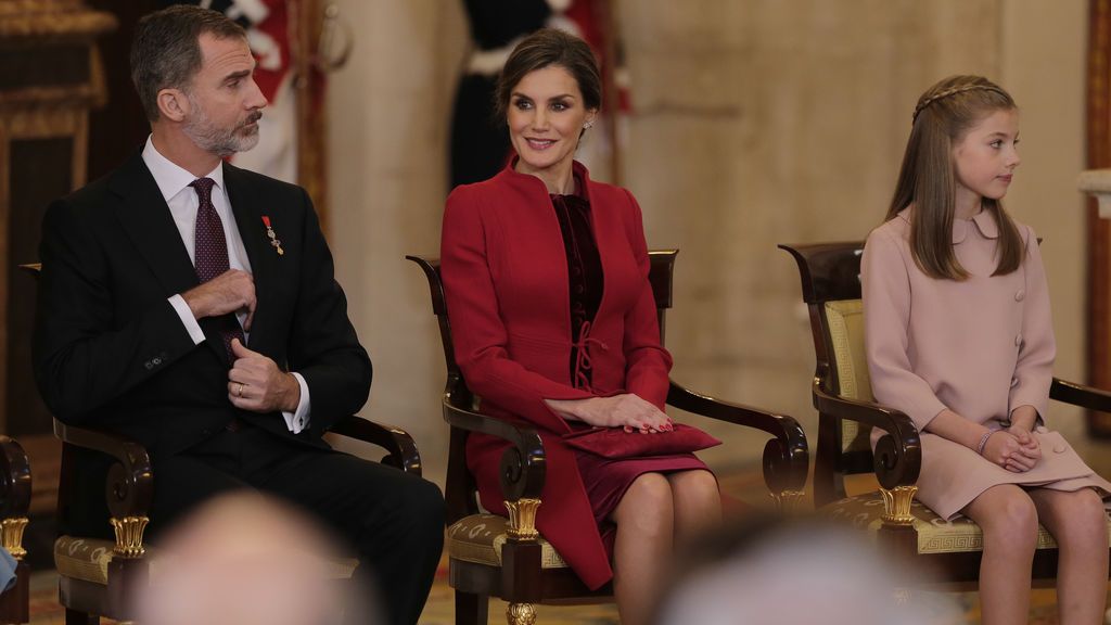 Abrazos y apoyo en el primer acto de Leonor como protagonista: la entrega del Toisón de oro, en fotos