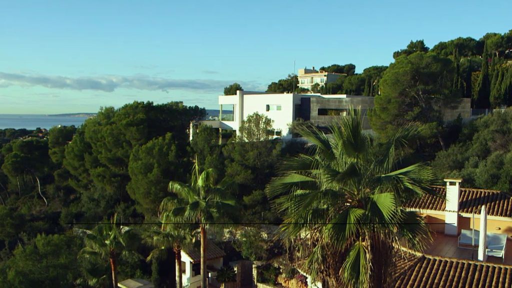 Dos piscinas, en urbanización de lujo y con vistas al mar, así es la casa de 'Lady Diarrea'