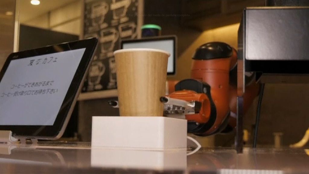El futuro es el presente: un camarero robot comienza a servir cafés en Tokio